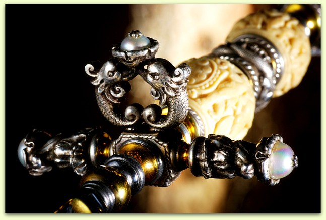 Stiletto - secret edged weapons in the Middle Ages